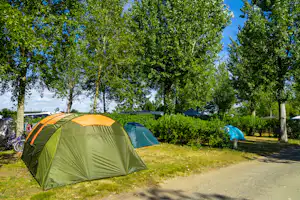 Camping Bois Soleil - Zelt auf Standplatz auf dem Campingplatz