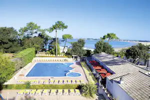 Camping Bois Soleil - Pool vom Campingplatz mit Liegestühlen in der Sonne