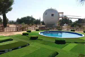 Camping Bola - Grüner Poolbereich auf dem Campingplatz