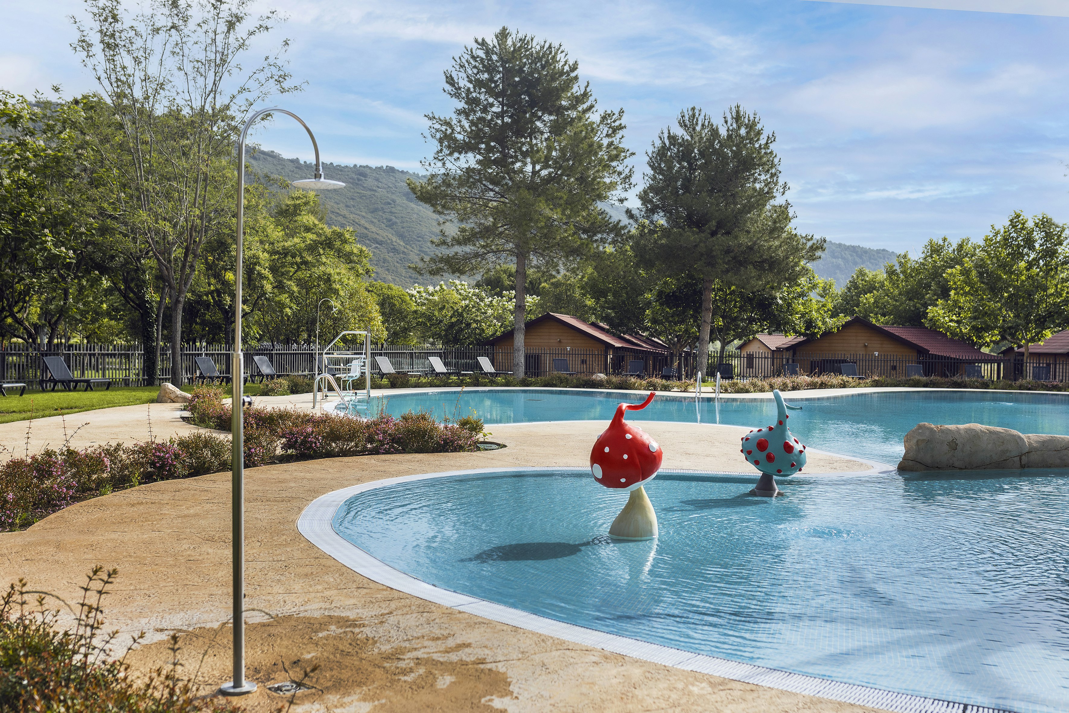 wecamp Pirineos  Camping Boltaña - Kinderbereich im Freibad