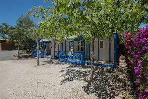 Camping Bon Sol - Mobilheim mit Veranda im Schatten der Bäume