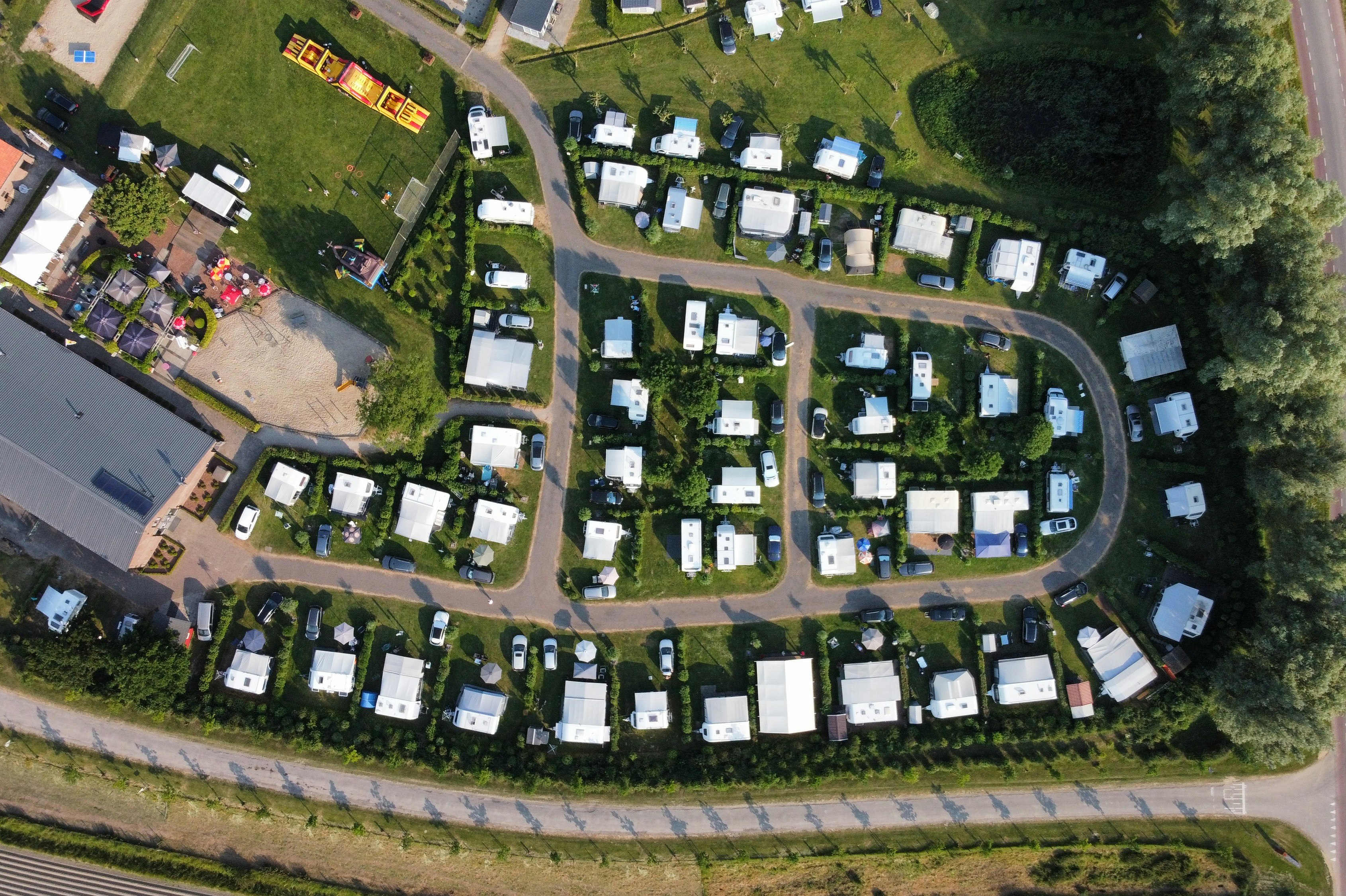 Camping Bonte Hoeve - Blick auf die Standplatzwiese aus der Vogelperspektive