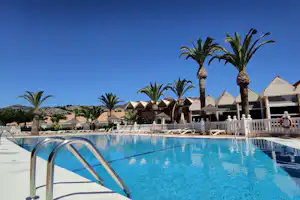 Camping Bonterra Park - Campingplatz mit Pool und Liegestühlen