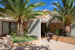 Camping Bonterra Park - Ferienwohnungen mit Veranda im Schatten der Bäume