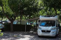 Camping Bonterra Park - Wohnmobilstellplätze im Schatten der Bäume
