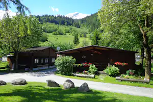 Camping Boomerang - Bungalows des Campingplatzes mit überdachten Veranden