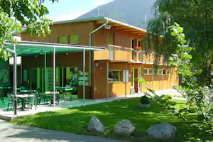 Camping Boomerang - Gebäude des Campingplatzes im Grünen