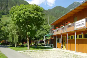 Camping Boomerang - Gebäude des Campingplatzes mit Parkplätzen davor