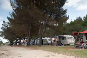 Camping Bor - schattiger Wohnmobilstellplatz auf dem Campingplatz