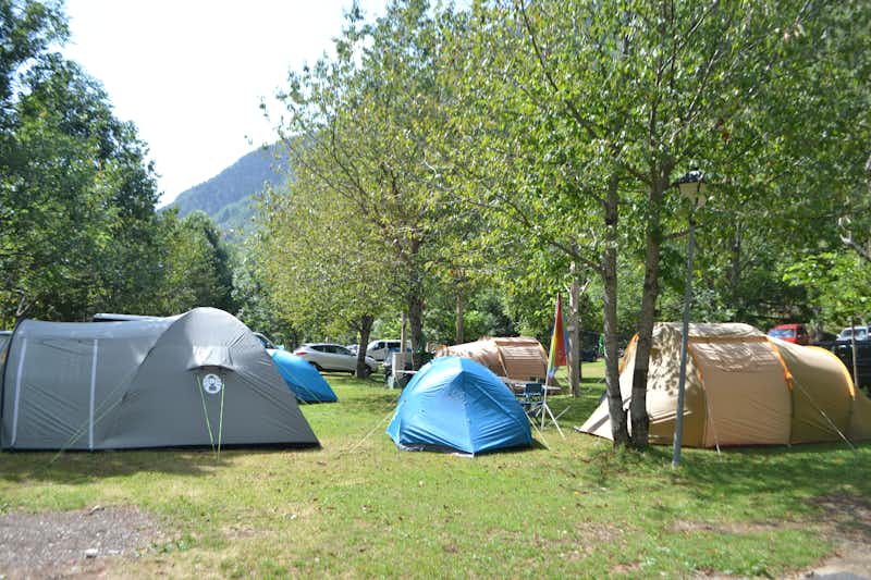 Camping Bordes de Graus  -  Zeltplatz vom Campingplatz im Grünen zwischen Bäumen