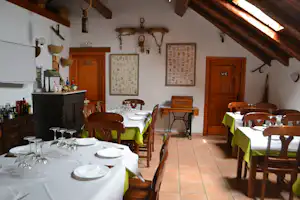 Camping Bordes de Graus - gedekcte Tische im Restaurant vom Campingplatz