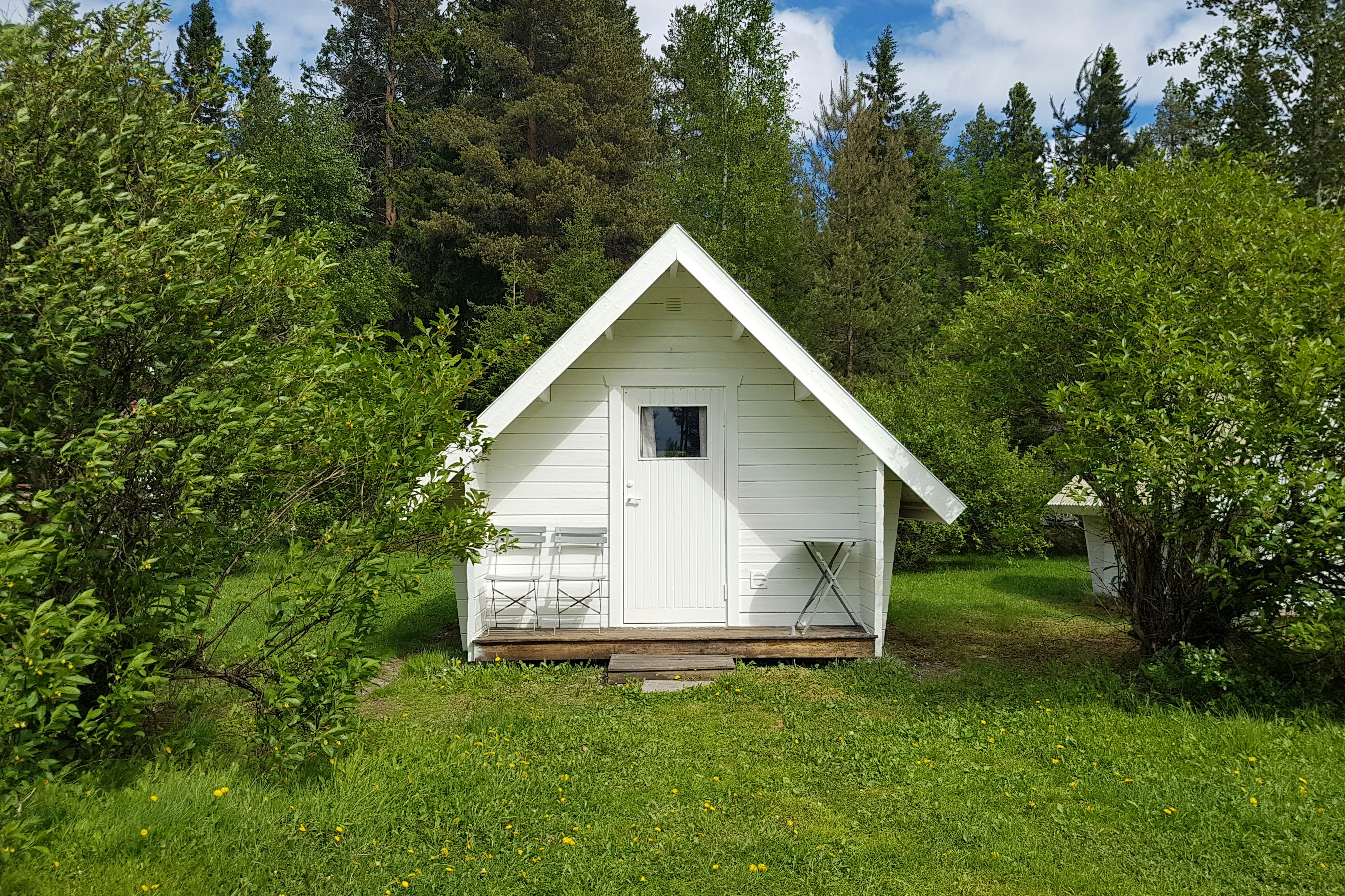 Camping Borgaruddens Havsbad - Mobilheim vom Campingplatz mit Veranda im Grünen