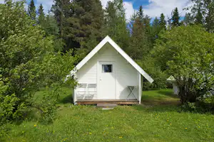 Camping Borgaruddens Havsbad - Mobilheim vom Campingplatz mit Veranda im Grünen