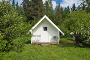 Camping Borgaruddens Havsbad - Mobilheim vom Campingplatz mit Veranda im Grünen