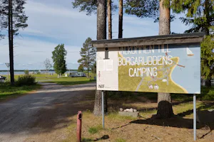 Camping Borgaruddens Havsbad - Willkommensschild und Einfahrt zum Campingplatz im Vordergrund, Wohnwagen- und Zeltstellplatz mit Blick aufs Meer im Hintergrund