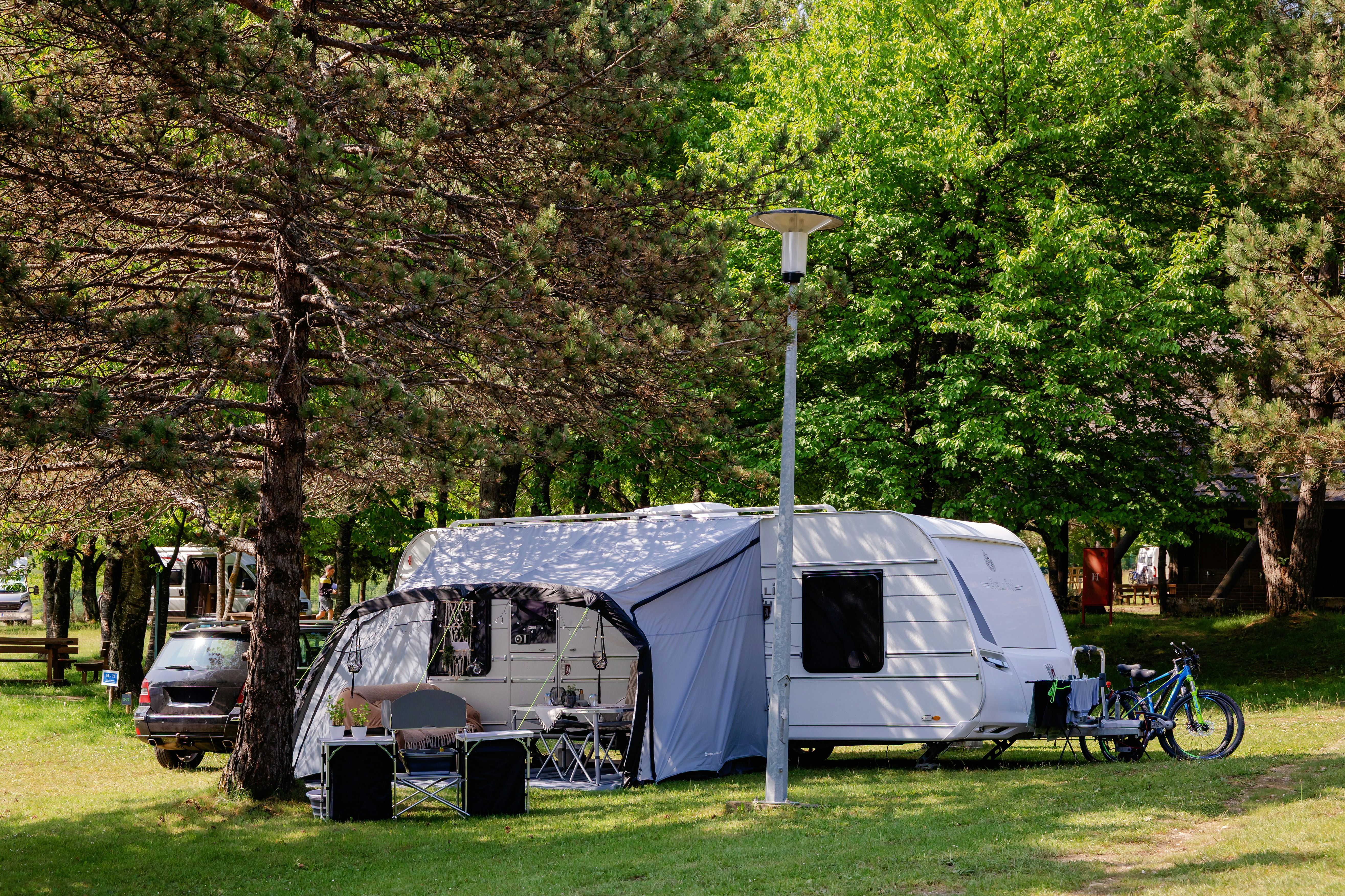 Camping Borje - Standplätze zwischen den Bäumen auf dem Campingplatz