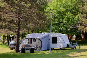 Camping Borje - Standplätze zwischen den Bäumen auf dem Campingplatz