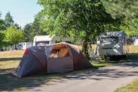 Camping Borje - Zelt und Wohnwagen auf den Stellplätzen