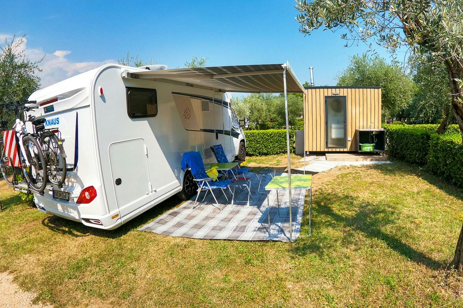Camping Borken am See - Standplatz mit privater Sanitäreinheit auf dem Campingplatz