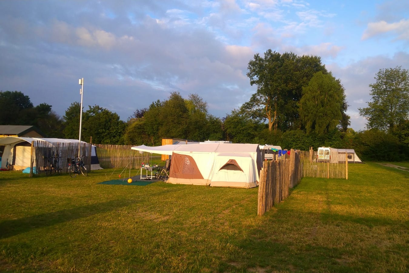 Camping Borken am See - Zelt- und Wohnwagenstellplätze auf grüner Wiese auf dem Campingplatz