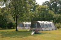 Camping Bosbad Zwinderen - Zeltplatz mit Kinderrutsche im Schatten der Bäume auf dem Campingplatz