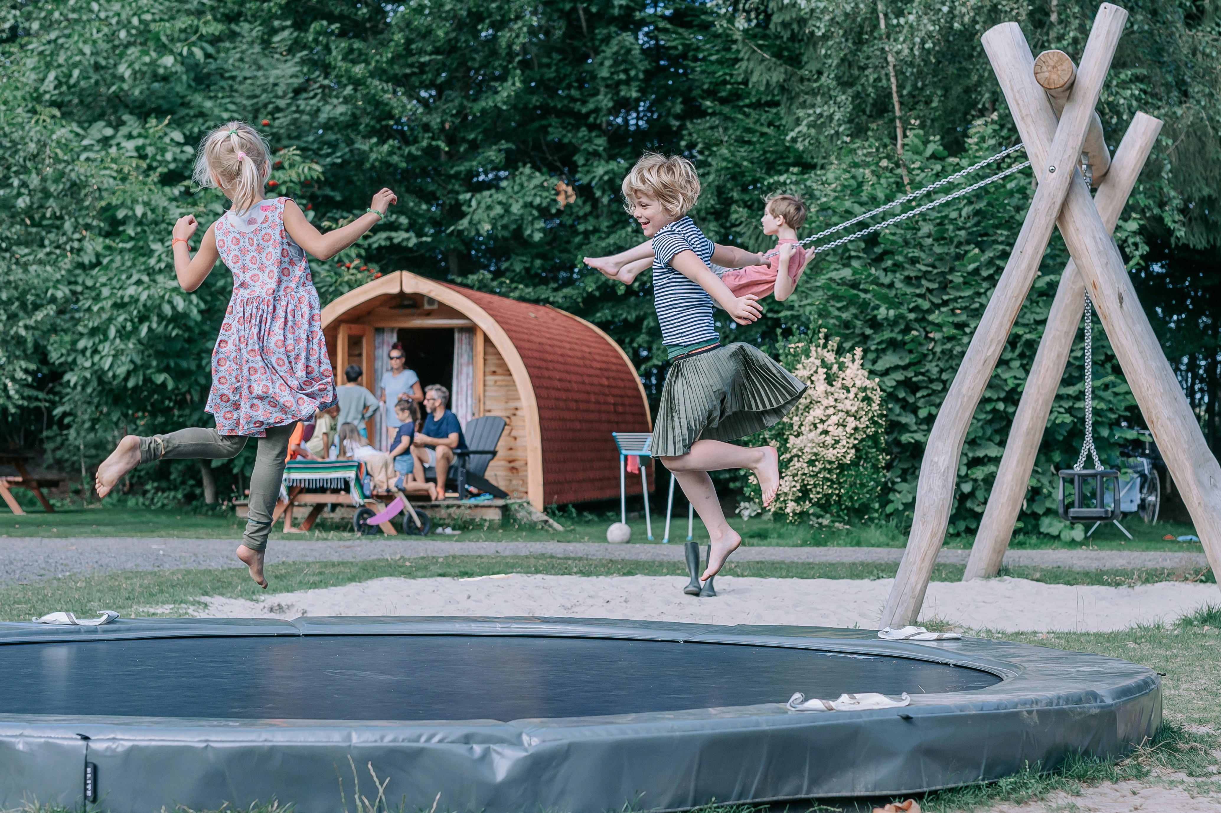 Camping Zwinderen - Kinder springen auf dem Trampolin