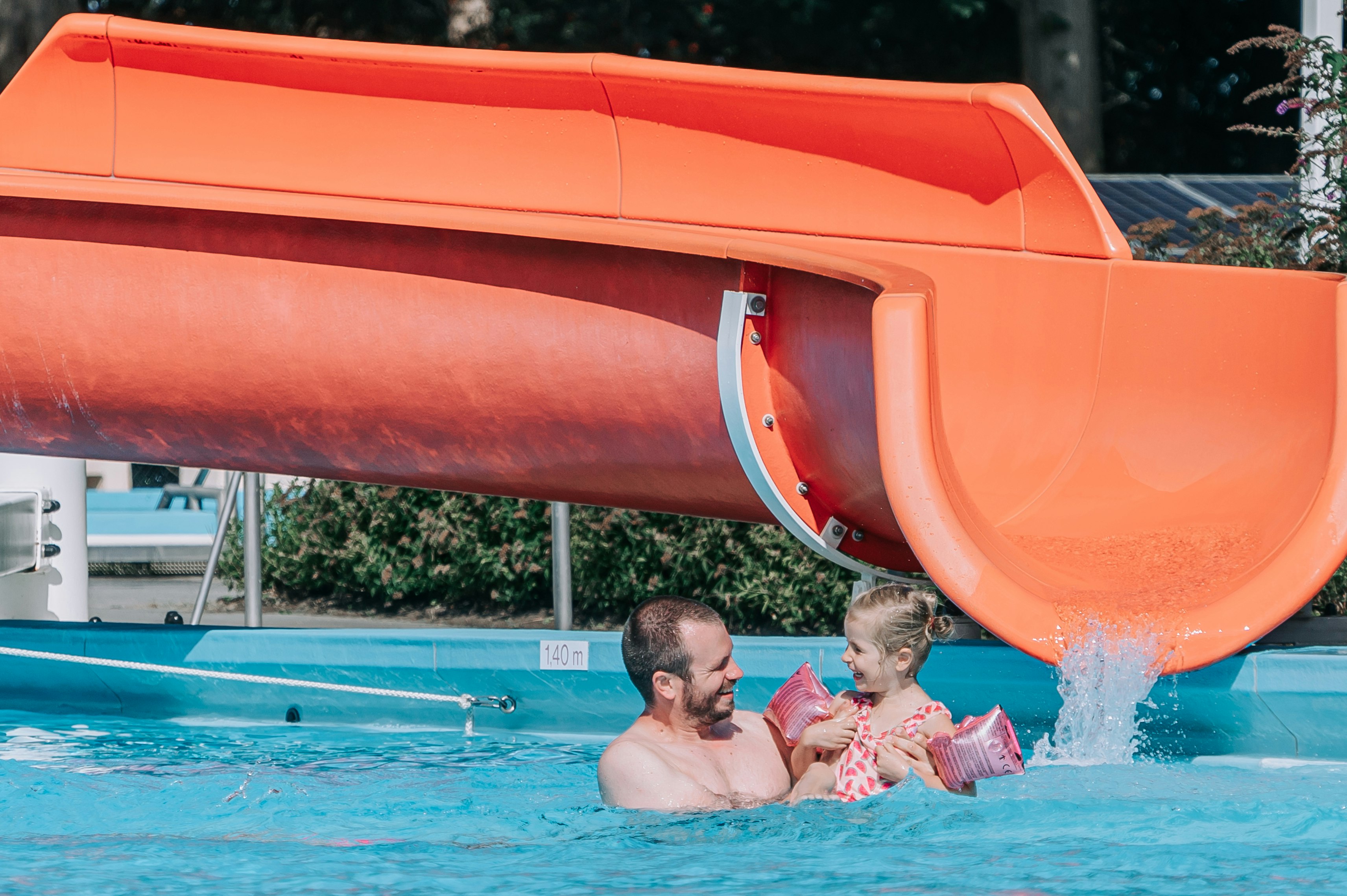 Camping Zwinderen  Camping Bosbad Zwinderen  - Rutschen im Wasserpark des Campingplatzes