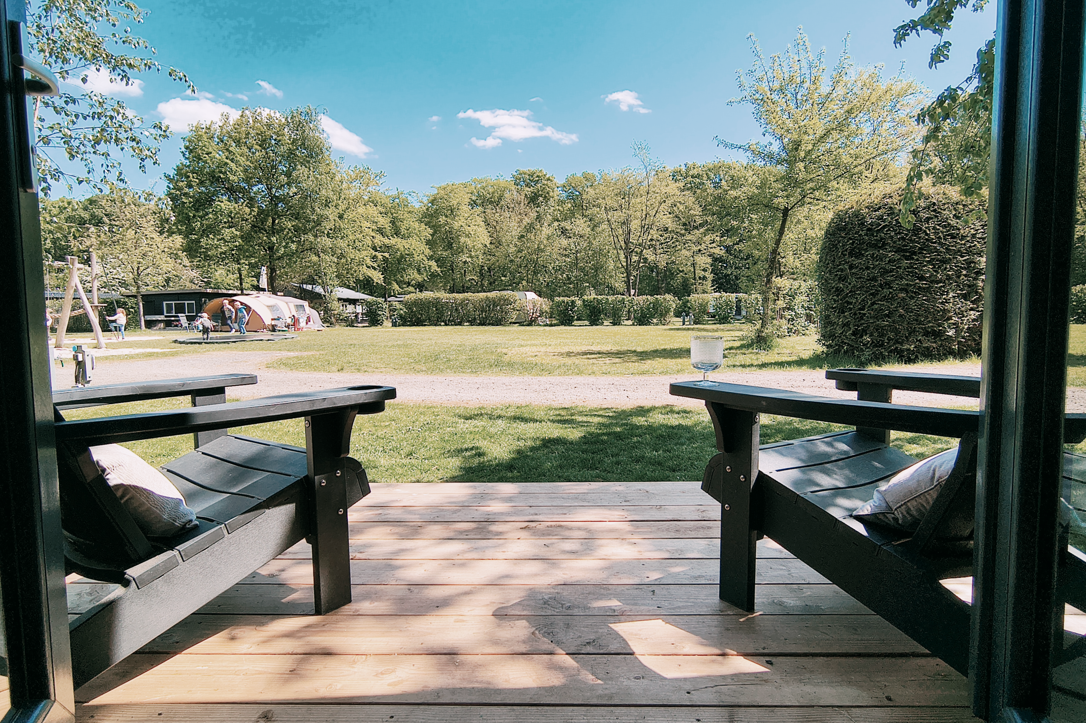 Camping Zwinderen  Camping Bosbad Zwinderen - Blick von der Terrasse einer Mietunterkunft aus