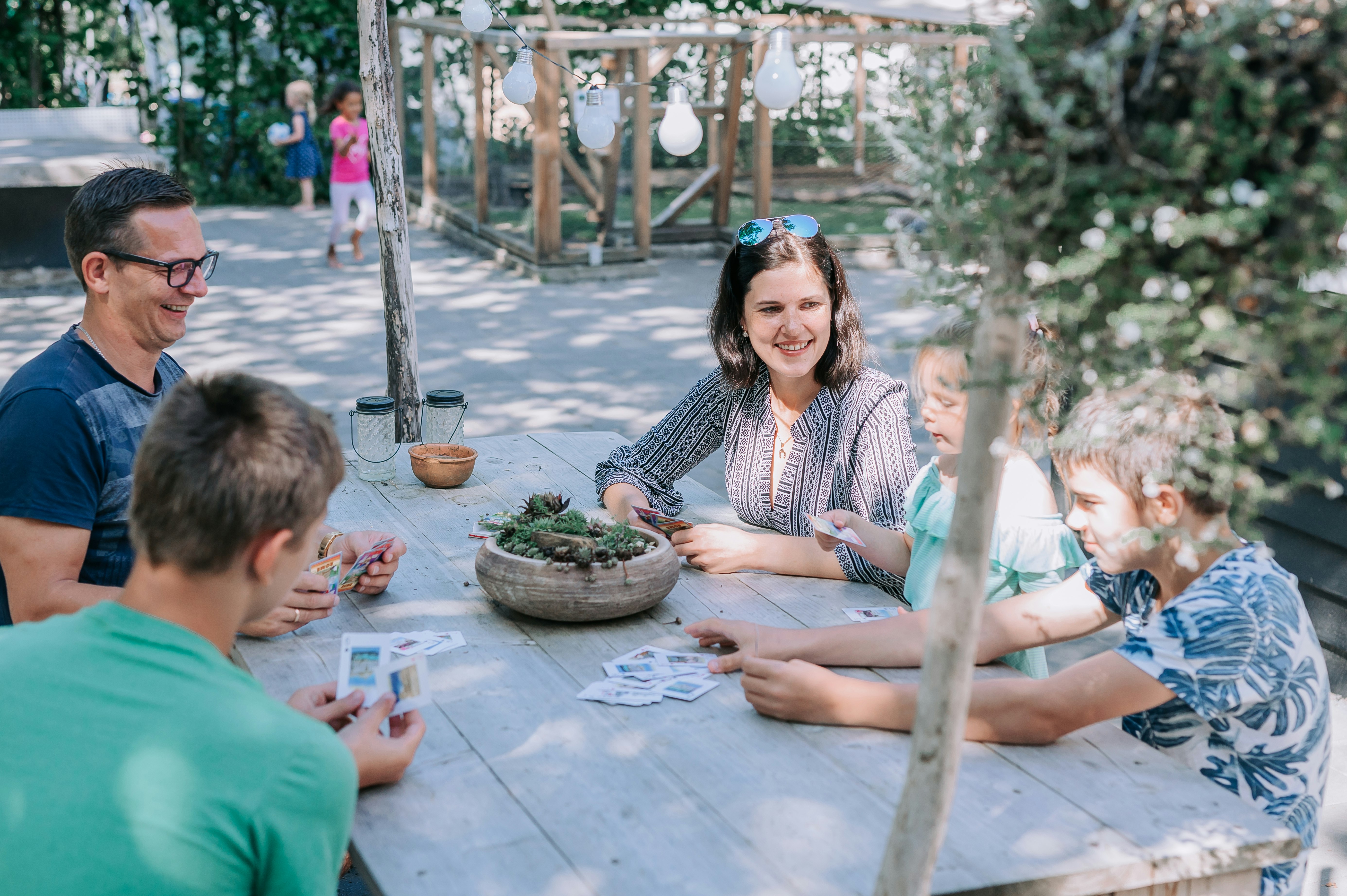 Camping Zwinderen  Camping Bosbad Zwinderen - Familie beim gemeinsamen Kartenspielen