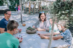 Camping Zwinderen Camping Bosbad Zwinderen - Familie beim gemeinsamen Kartenspielen