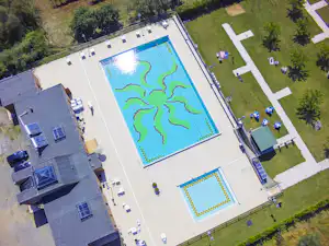 Blick auf das Freibad mit Kinderbecken des Campingplatzes Camping Boschetto di Piemma aus der Vogelperspektive
