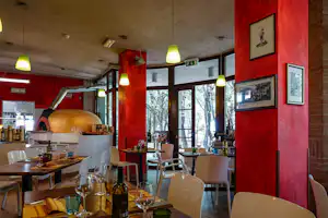 Innenansicht des Restaurant mit Holzhofen auf dem Campingplatz Camping Boschetto di Piemma