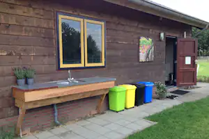 Camping Boschheide - Außenansicht des Sanitärgebäudes mit Abwaschbecken
