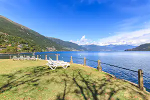 Camping Bosco - Liegestühlen auf der Wiese mit Blick auf den See