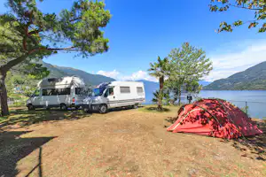 Camping Bosco - Zelt- und Wohnwagenstellplätze mit Blick auf den See
