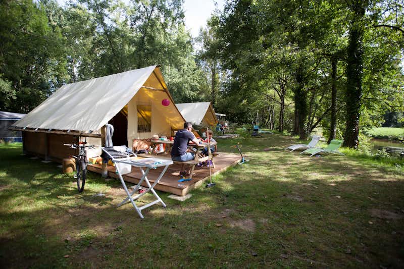 Camping Brantôme Peyrelevade  -  Mobilheim vom Campingplatz mit Terrasse und lLiegestühlen auf grüner Wiese