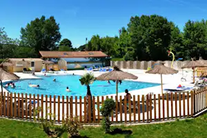 Camping Brantôme Peyrelevade - Pool vom Campingplatz mit Sonnenschirmen und Liegestühlen