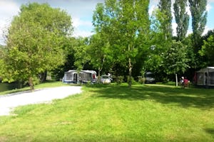 Camping Brantôme Peyrelevade - Stellplatz vom Campingplatz auf grüner Wiese