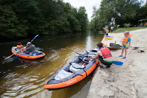 Camping Brantôme Peyrelevade - Kayak fahrende Camper auf dem Fluss am Campingplatz