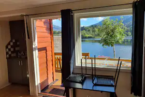Bratland Camping Camping Bratland - Innenansicht eines Mobilheims mit Terrasse und Blick aufs Wasser