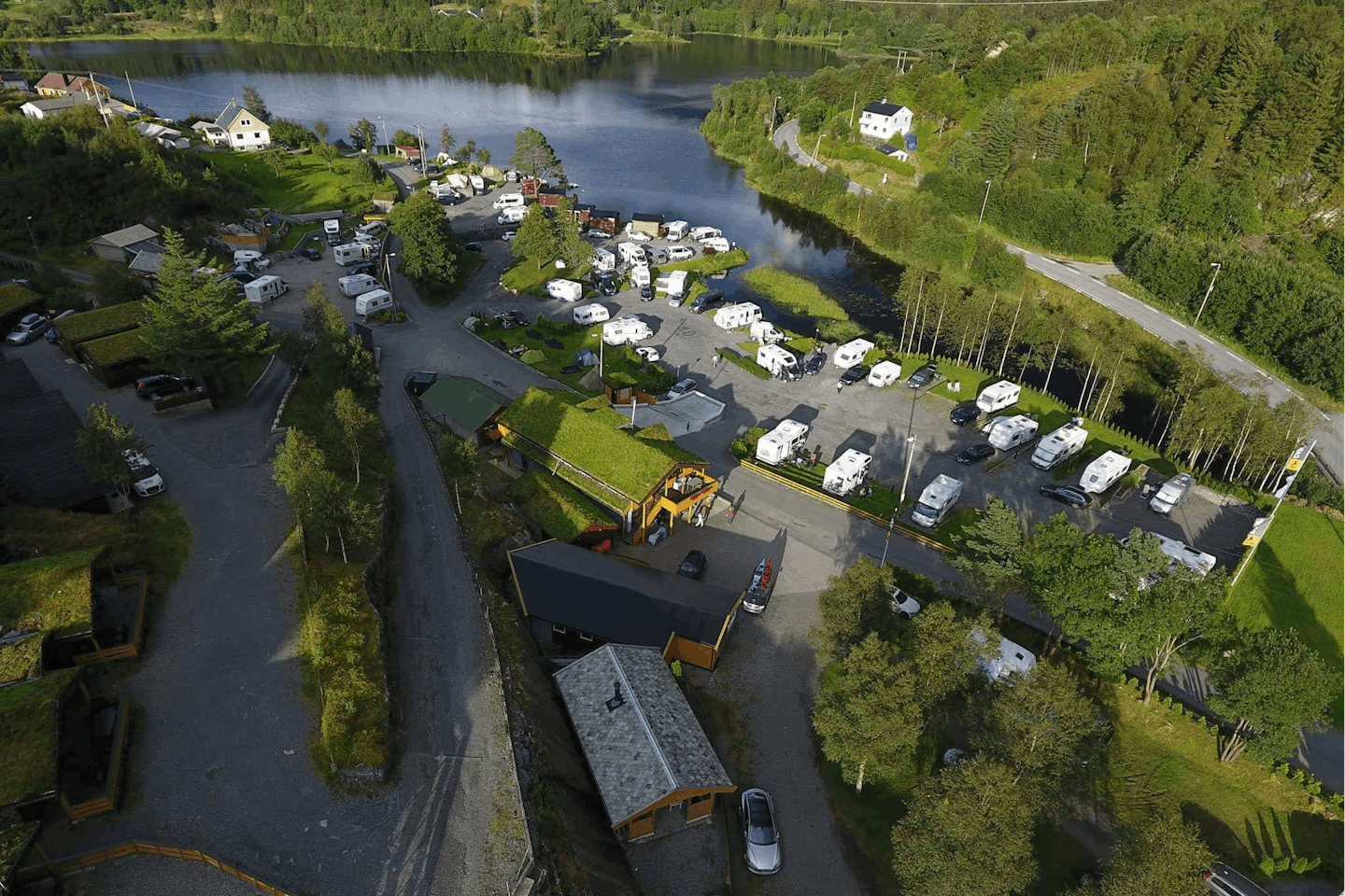 Bratland Camping  Camping Bratland - Luftaufnahme des Campingplatzgeländes