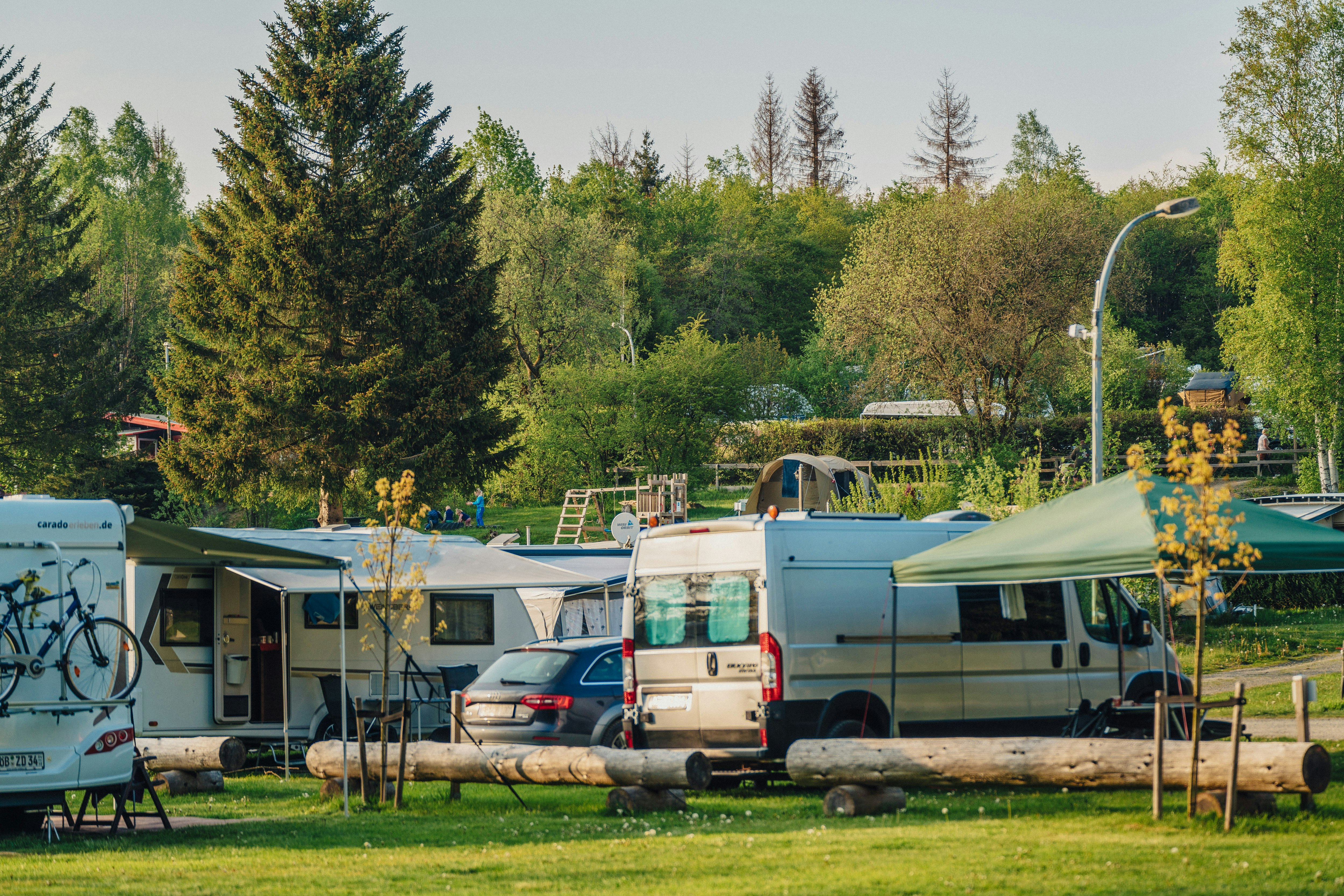 Camping Braunlage - Blick auf die Standplätze auf der Wiese