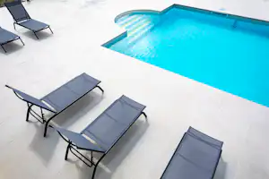 Kamp Brda Camping Brda - Liegestuhlbereich am Pool