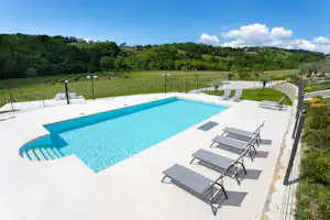 Kamp Brda Camping Brda - Pool mit Liegestühlen auf dem Campingplatz