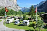 Camping Breithorn - Wohnwagen- und Wohnmobilstellplätzen auf dem Campingplatz mit Blick auf die Berge
