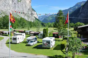 Camping Breithorn - Wohnwagen- und Wohnmobilstellplätzen auf dem Campingplatz mit Blick auf die Berge