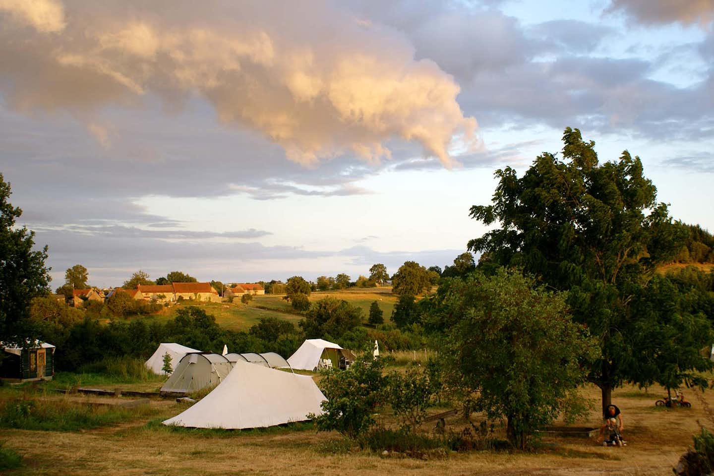 Camping Brénazet - Zelte auf dem Campingplatz