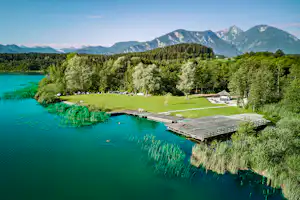 Camping Breznik Turnersee - Badestrand mit Liegewiese auf dem Campingplatz