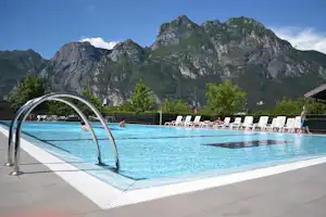 Camping Brione - Pool vom Campingplatz mit Blick auf die Alpen