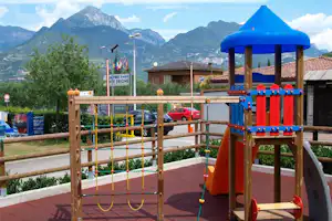 Camping Brione - Spielplatz vom Campingplatz, Berge im Hintergrund